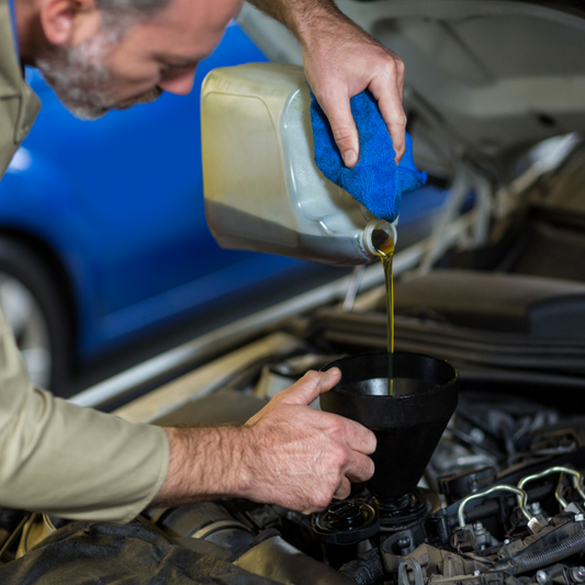 Mantén tu Motor Seco: Cómo Detectar Fugas de Aceite en tu Vehículo con Innyec
